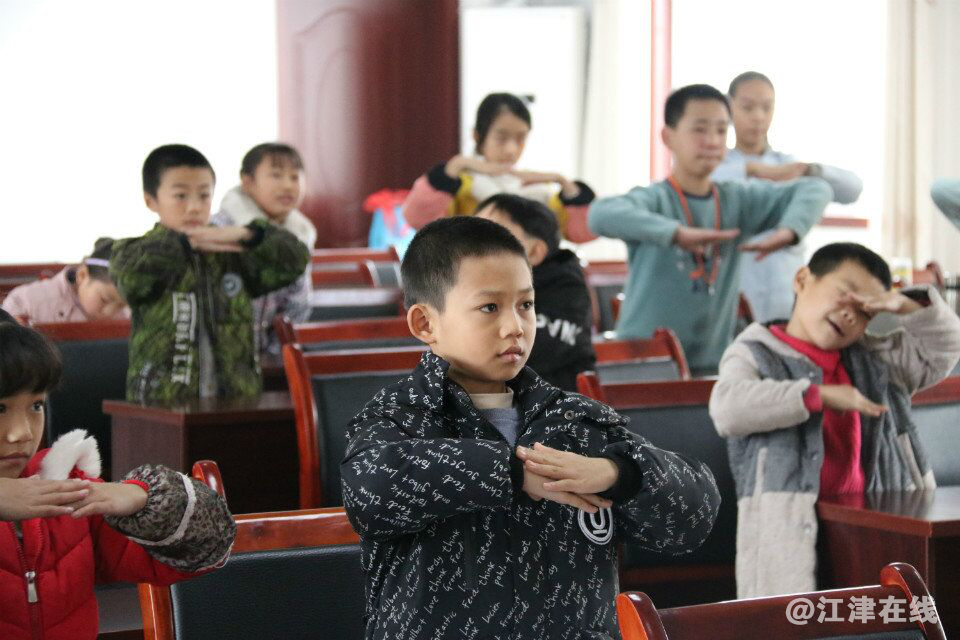 图为孩子们做手语操留影.png