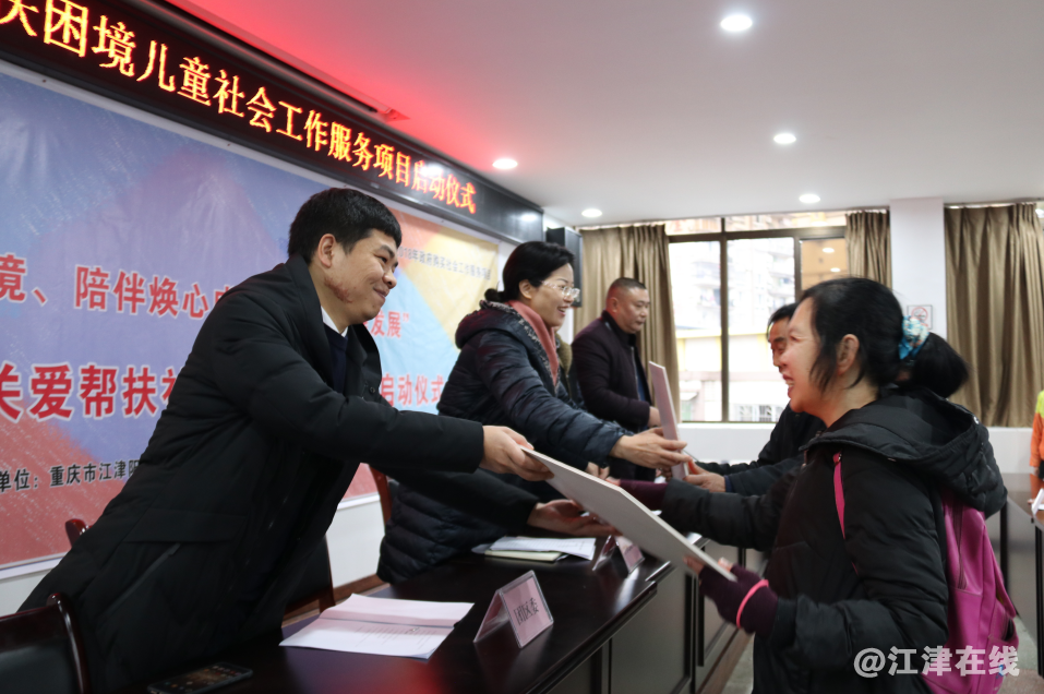 图为受助家庭接受捐赠物资.png