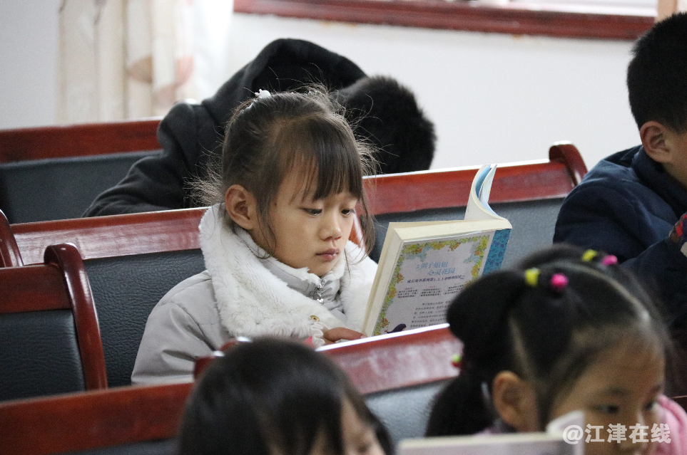 图为孩子们在认真阅读课外书籍.png