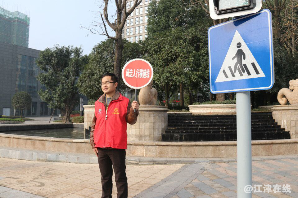 图为志愿者进行文明劝导2.png