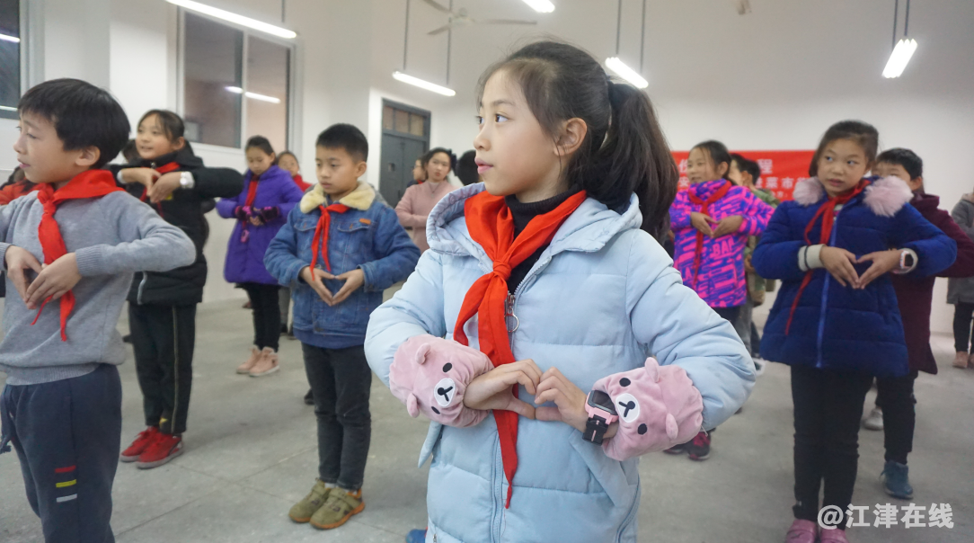 图三描述：孩子们在手语操练习中的精彩留影.png
