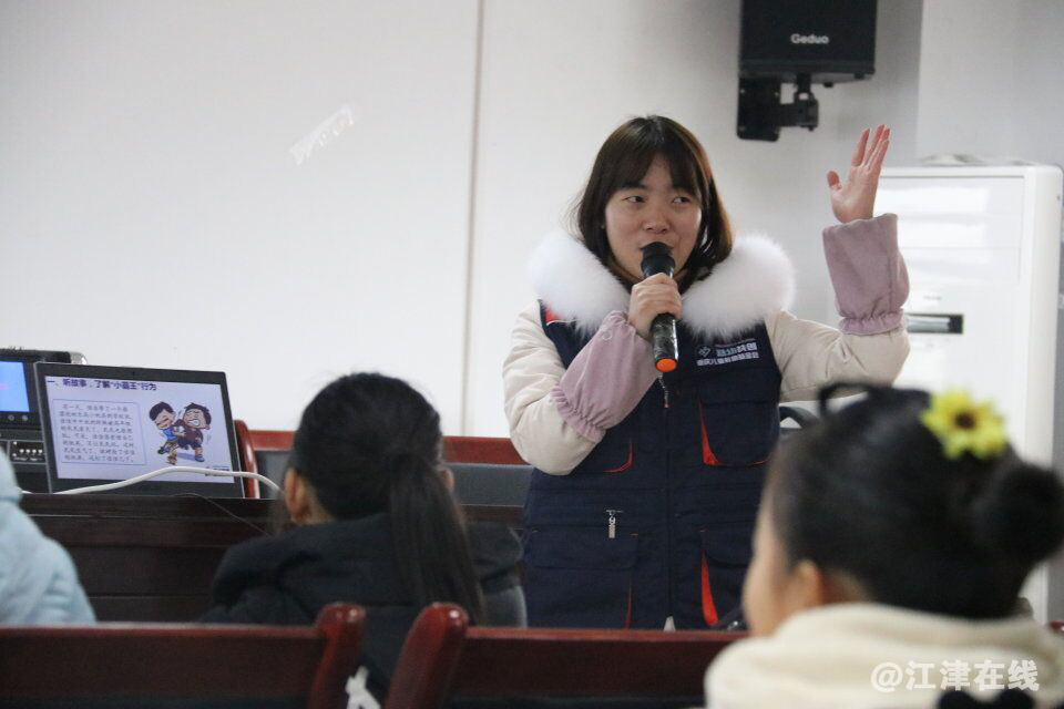 图为社工在进行关于什么是校园欺凌和暴力的提问.png