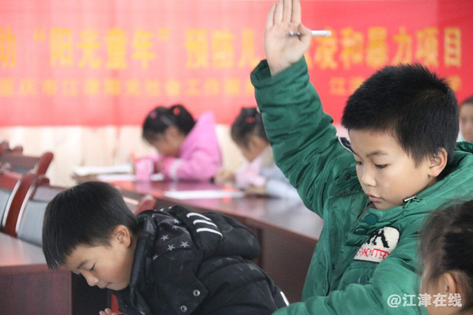 图为学生积极参与防欺凌和暴力知识学习分享.png