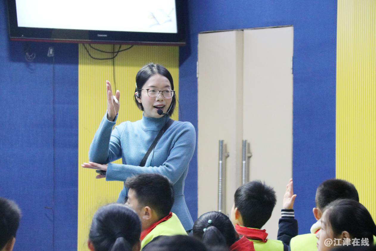图片描述：龙吟小学王俊老师赛课场景.png