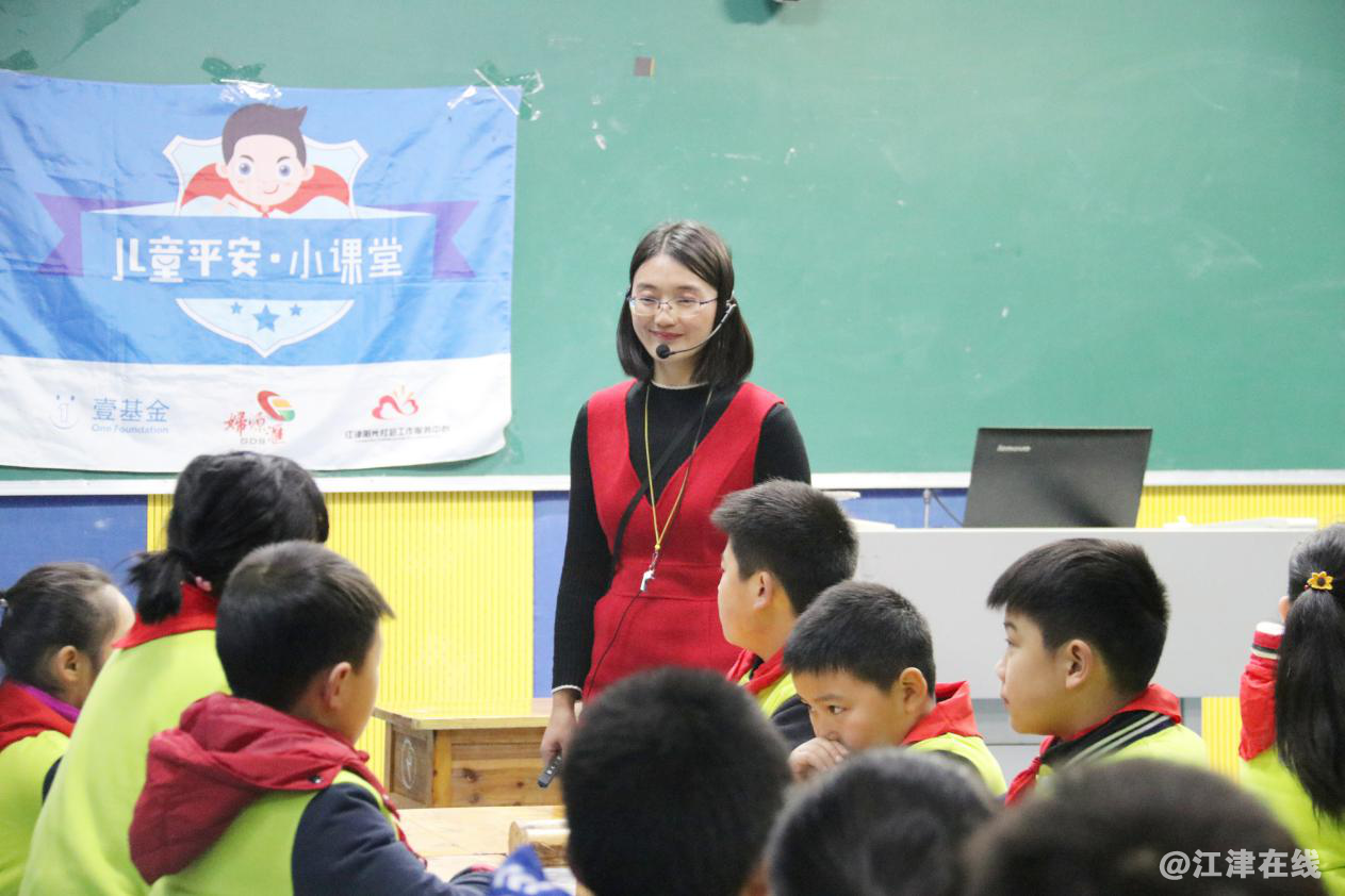 图片描述：双福第三小学胡才梅老师赛课场景.png