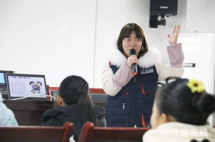 图片描述：阳光社工梦瑶姐姐给孩子们上课场景.png