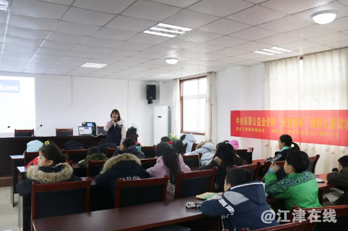 图片描述：阳光社工梦瑶姐姐在给孩子们上课.png