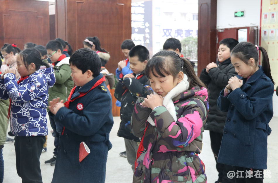 图片描述：孩子们在手语操练习中的精彩留影.png