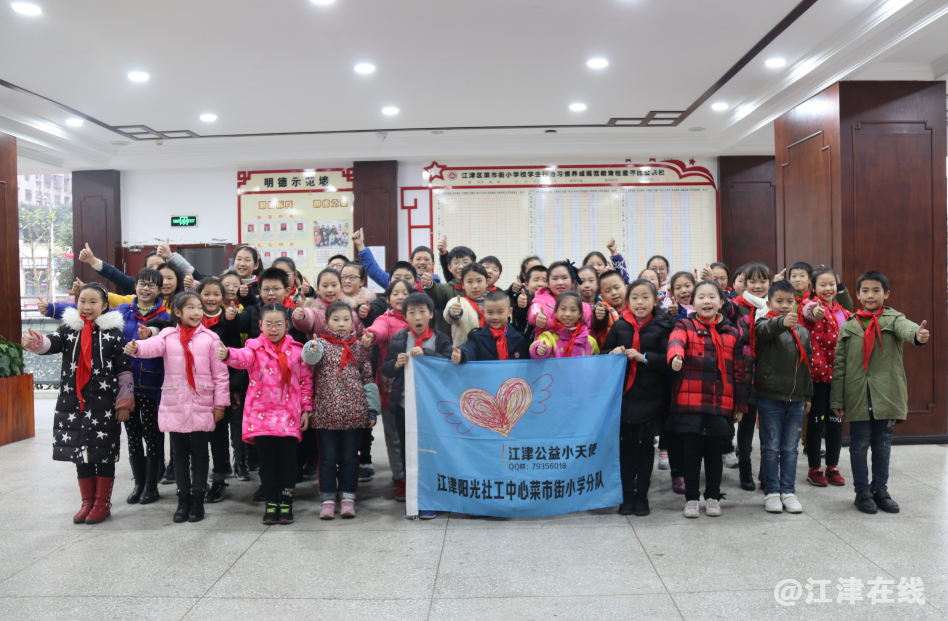 图片描述：孩子们在手语操练习后的合影.png