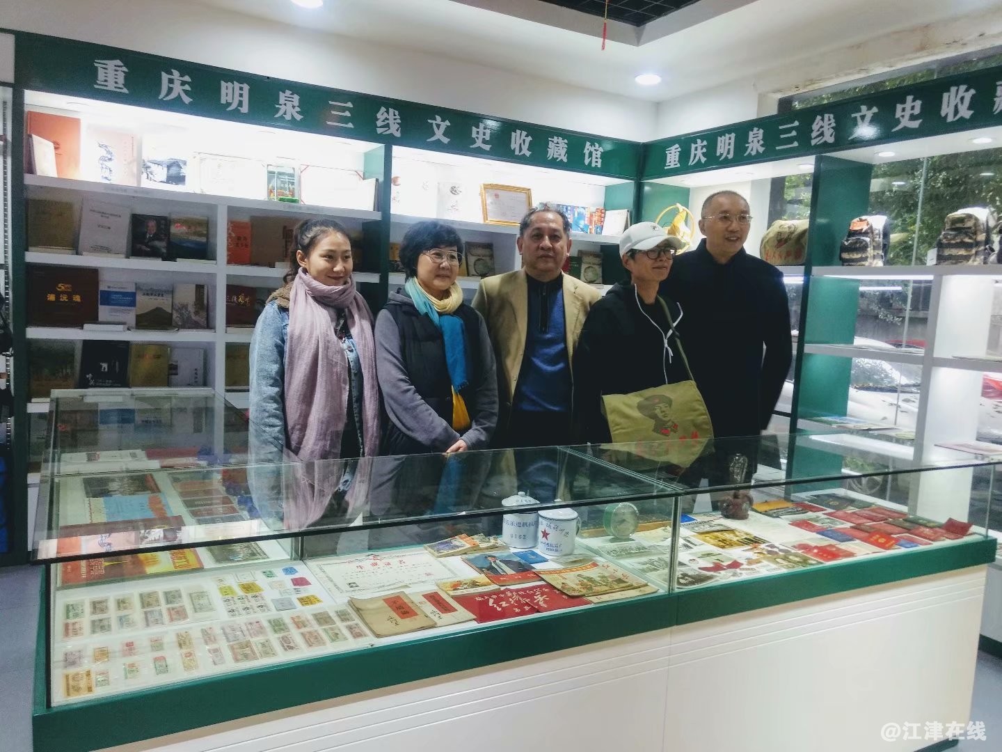16重庆文创产业协会杨会长来参观 (2).jpg