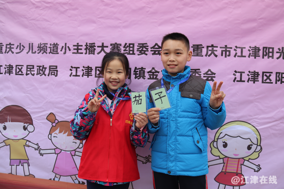 图片描述：公益小天使和留守儿童们结队合影.png