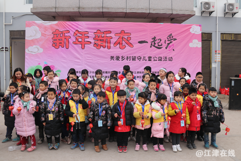图片描述：孩子们换好新衣后拍的合影.png