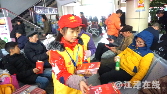 图为志愿者发放宣传资料.png