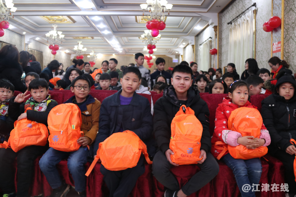 图为孩子们收到温暖包后的合影.png