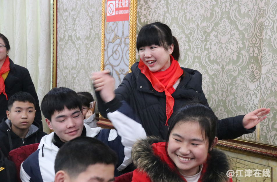 图为志愿者家长们带着自己队伍的孩子们一起做游戏.png