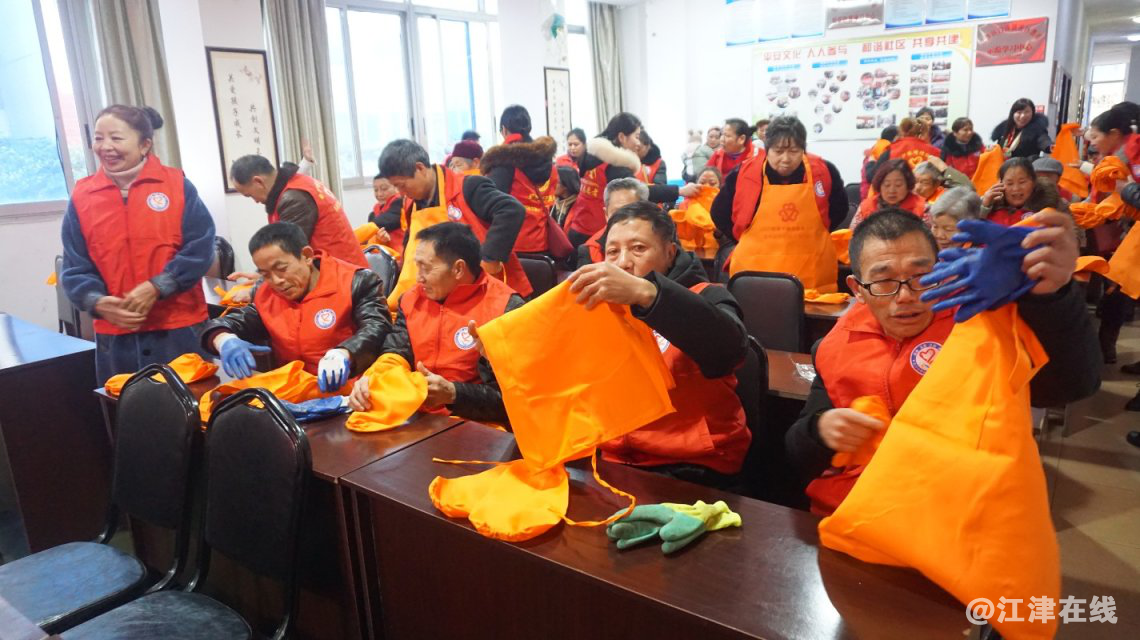 图为阳光社工为志愿者服务队送上小礼物.png