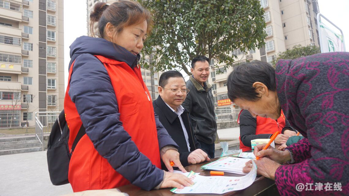 图为居民分享垃圾分类的看法并领取奖品.png
