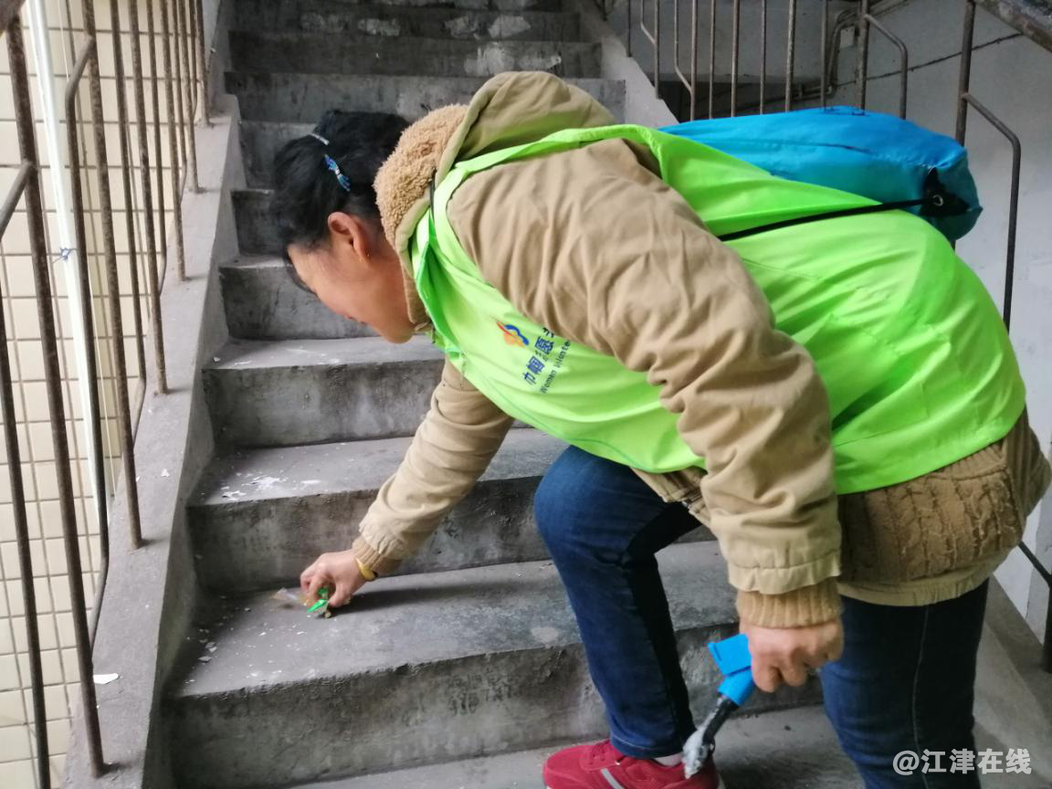 图为志愿者清理地面垃圾.png
