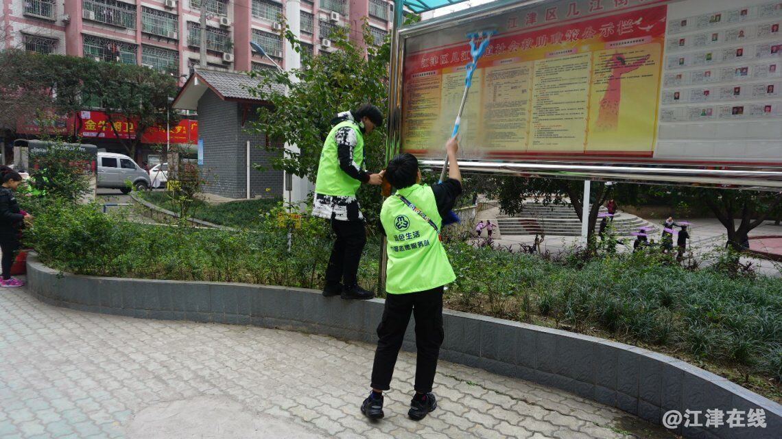 图片描述：志愿者们擦护栏3.png