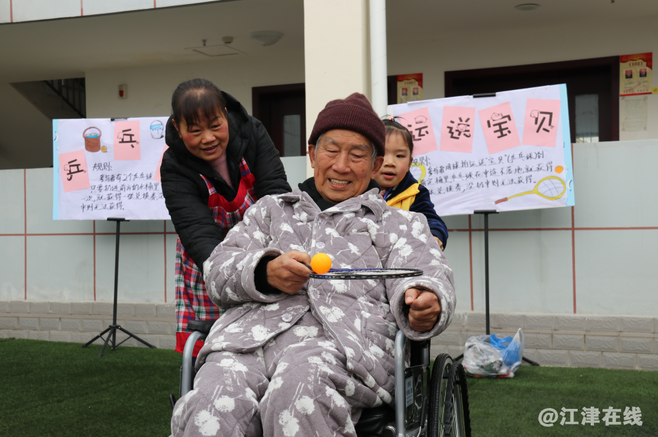 图为小天使陪着老人们玩游戏.png