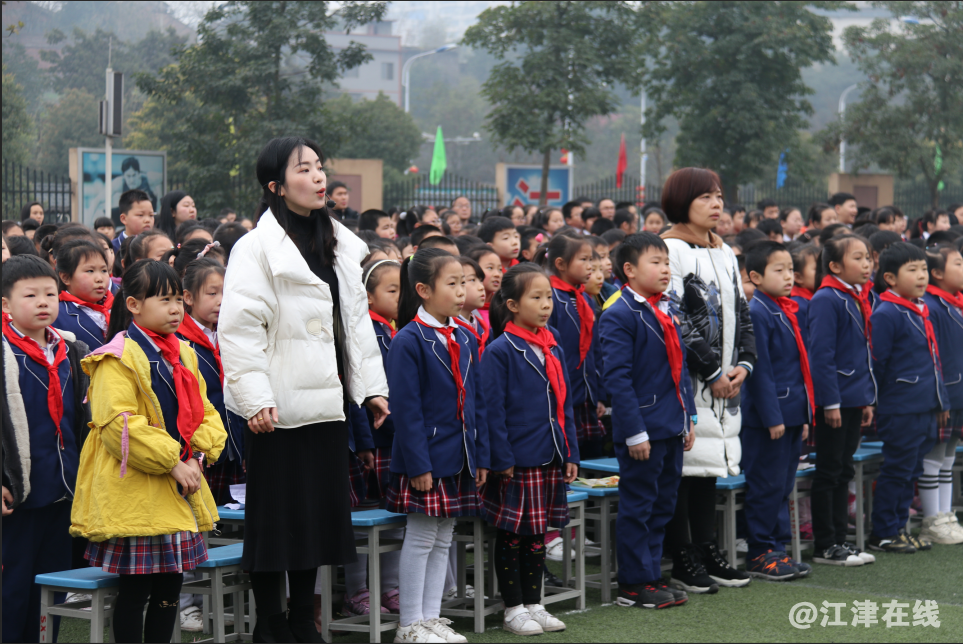 图为全校师生唱响“我们是雷锋式的好少年”.png