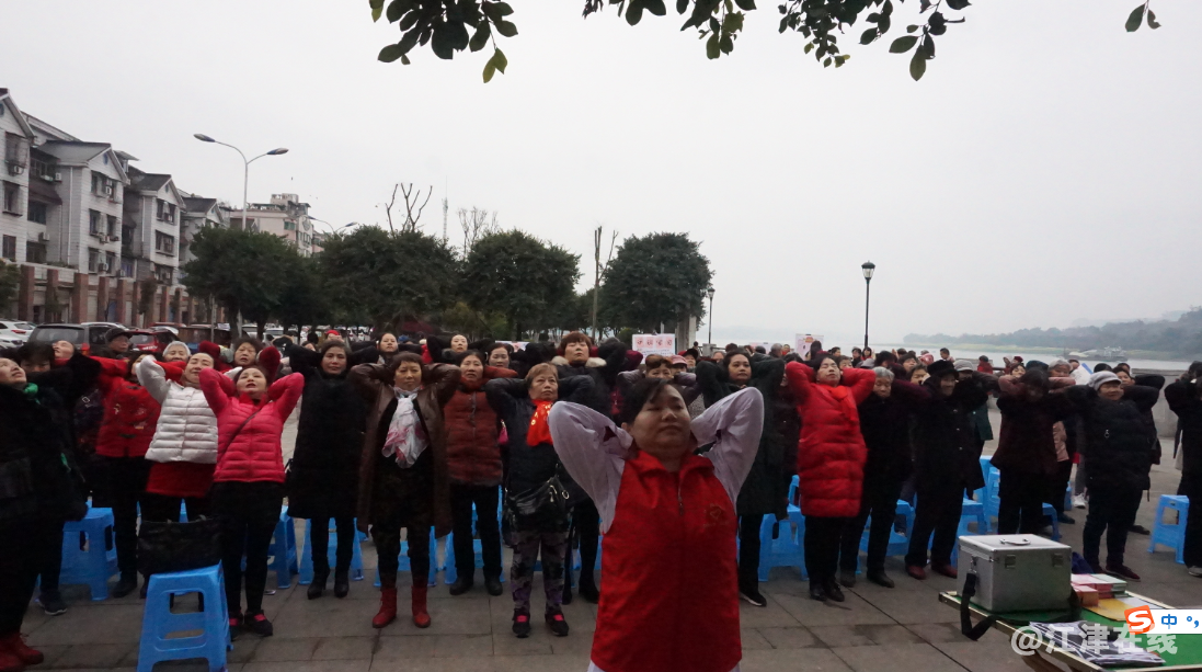 图为江津第二人民医院妇产科的医生们开始了现场女性健康知识专题讲座，带领女同胞们做.png