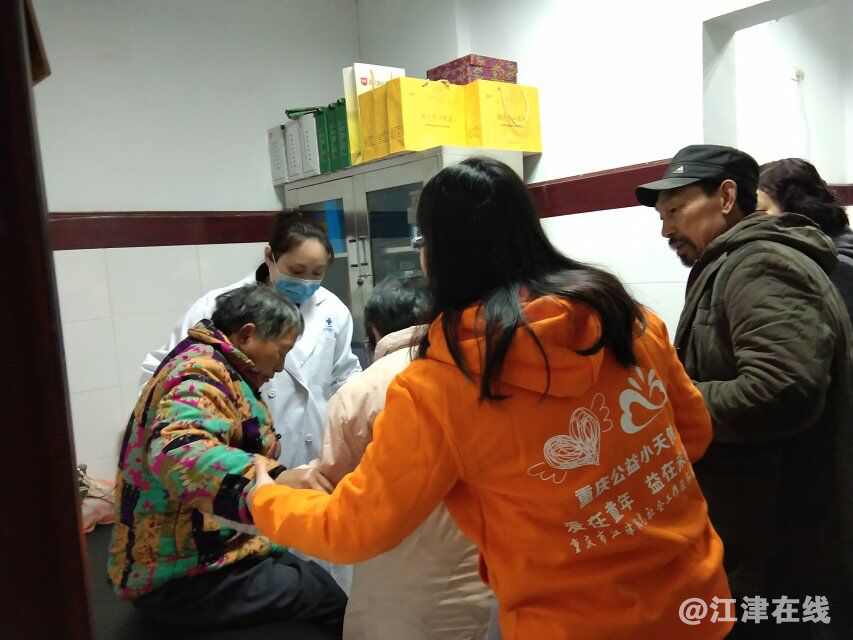 图为社工帮助居民体检.png