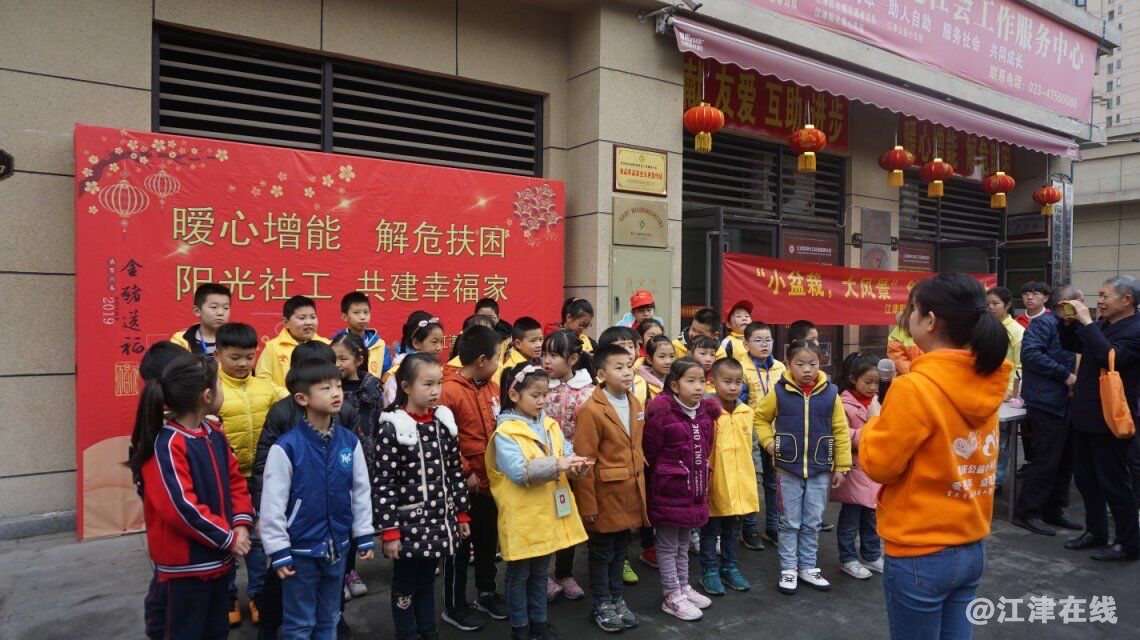 图为社工介绍活动意义及流程，讲解种植技巧.png