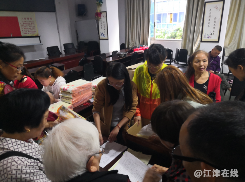 发放小礼品.png