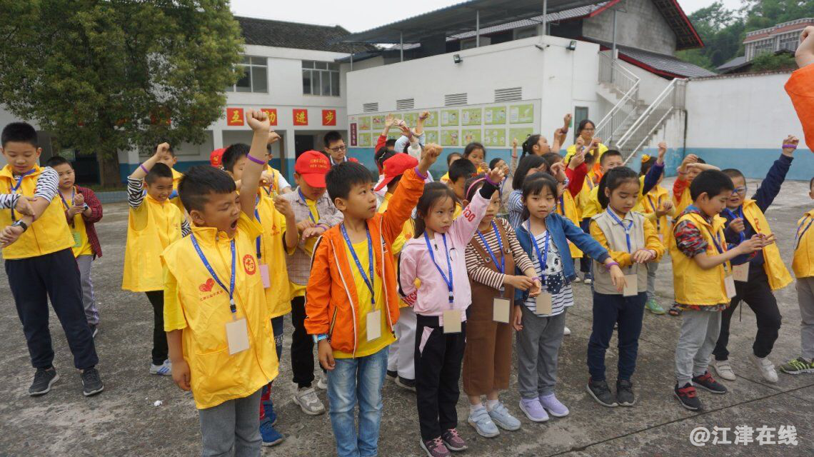 图为不抱怨手环展示.png