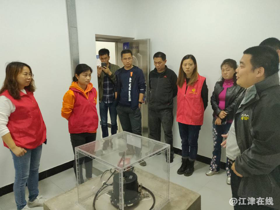 图为科普志愿者参观地震监测站2.png