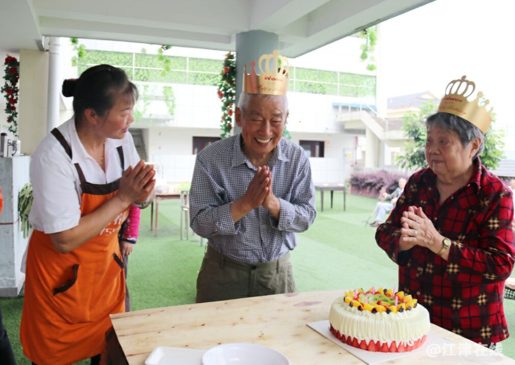 图为老人许愿，吹蜡烛。.png