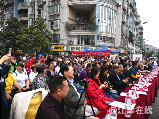 图为现场居民观看节目.png