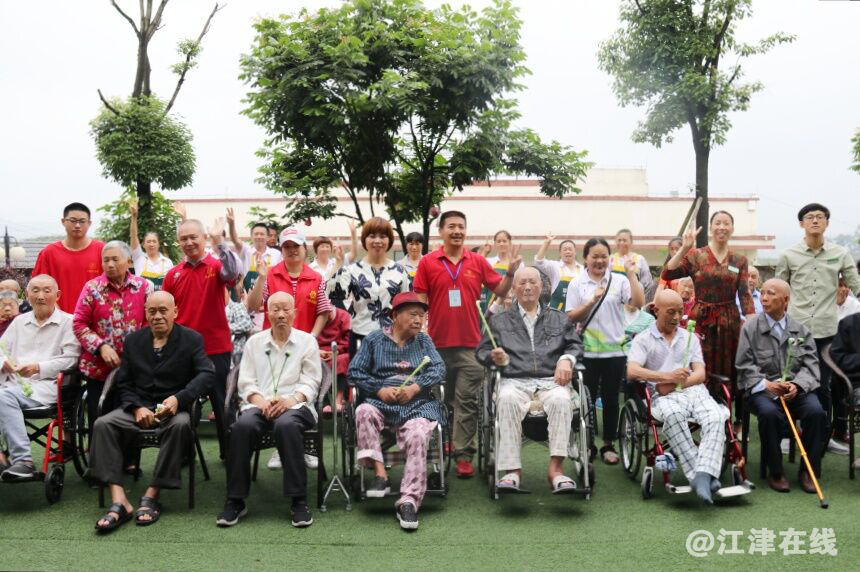 图为活动合影.png
