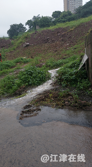 下雨天流水汹涌的流到马路上