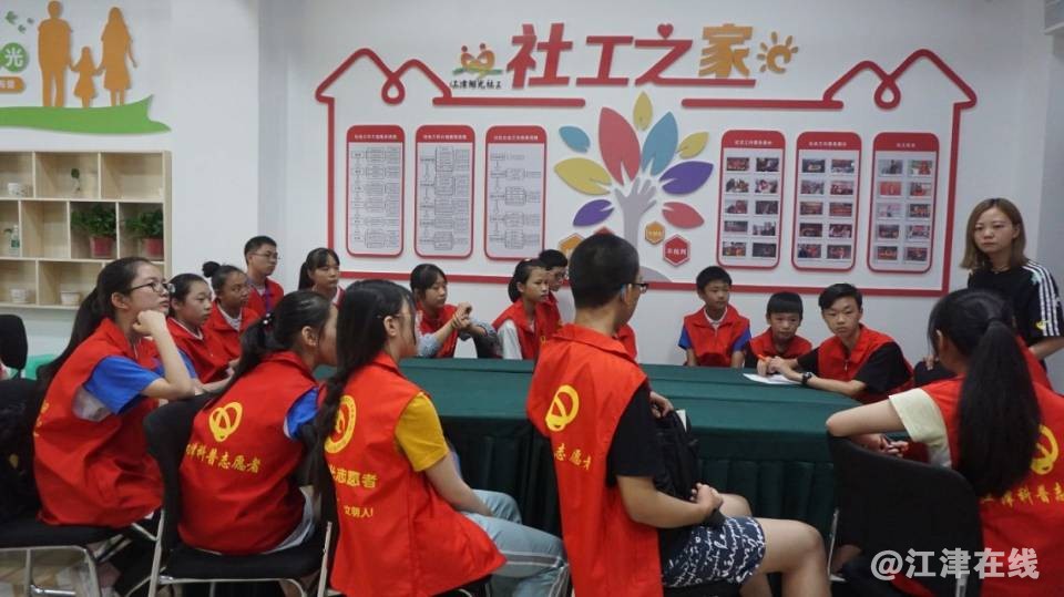 图为志愿者总结今天孩子们的课业完成情况.jpg