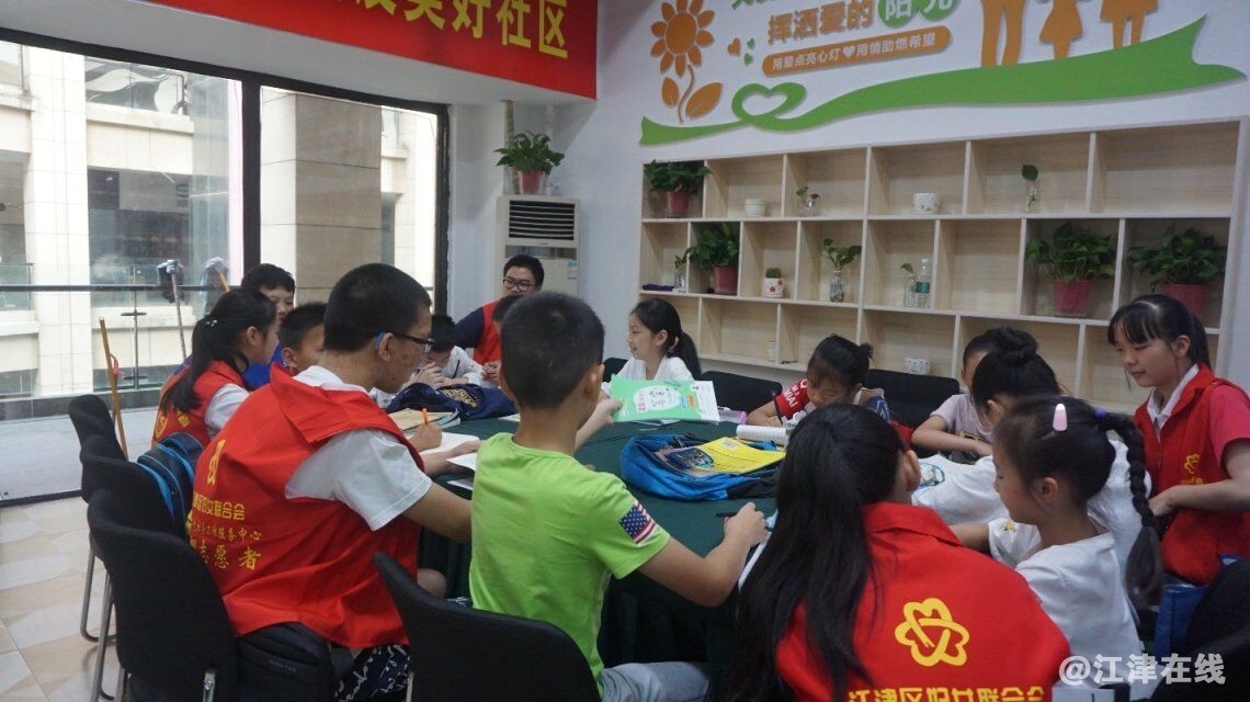 图为志愿者辅导学生课业现场.jpg