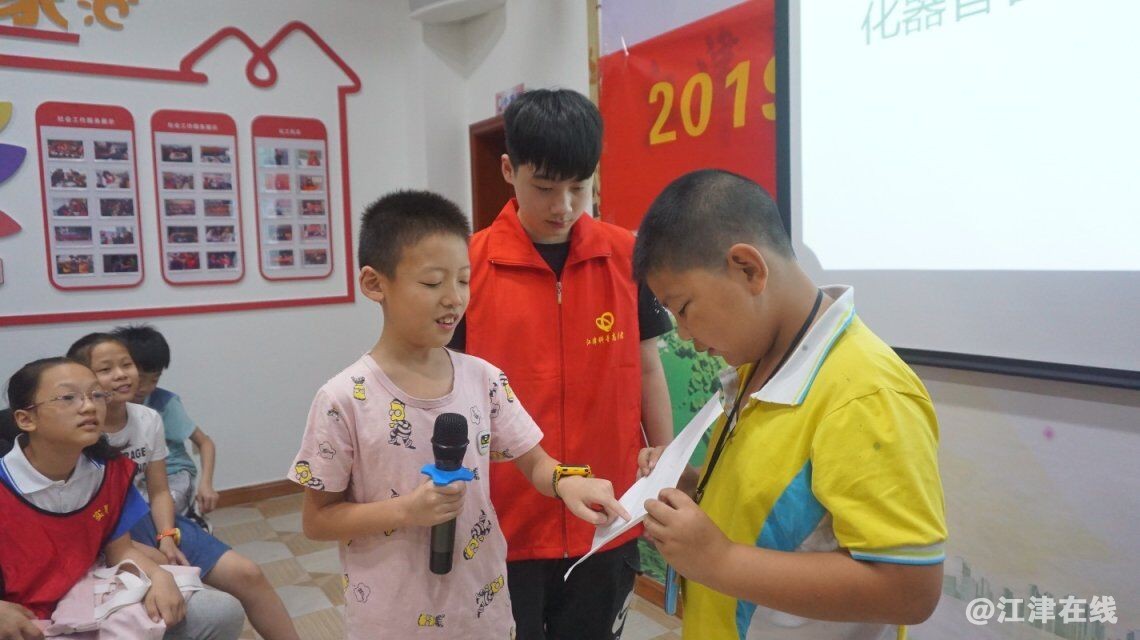 图为孩子与志愿者互动玩游戏.jpg