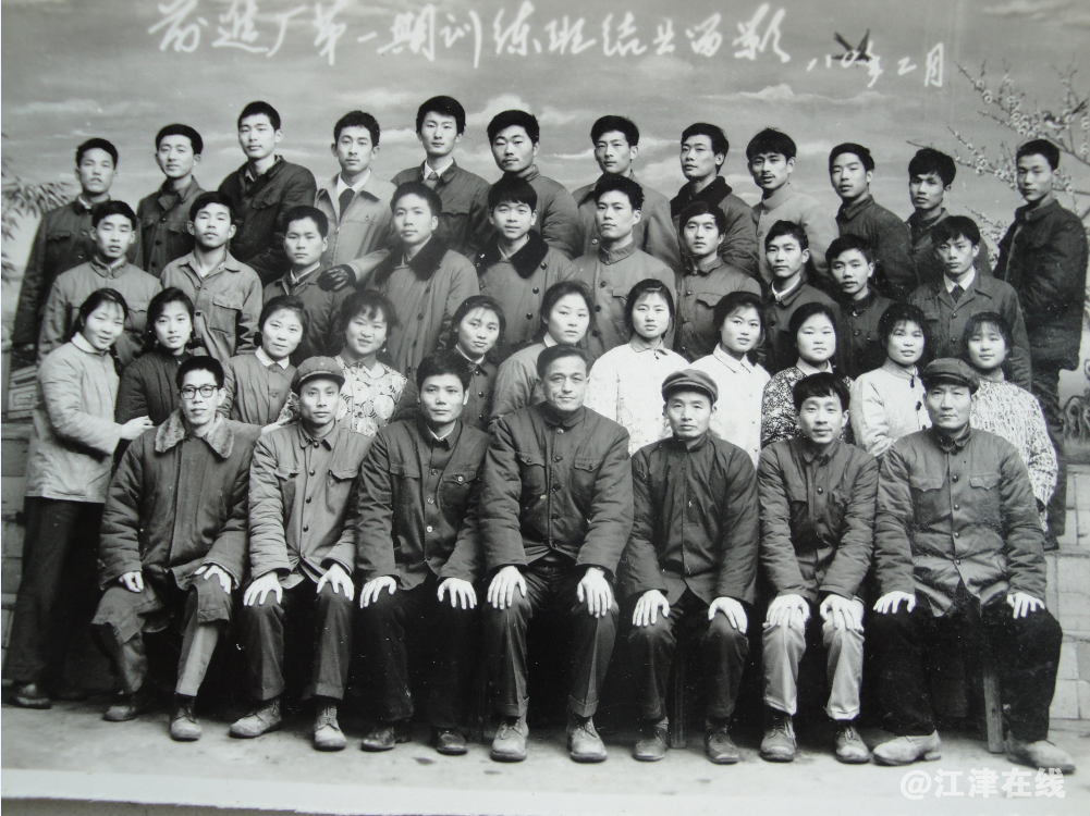 前排左一为张典校长、后排左四为何民权