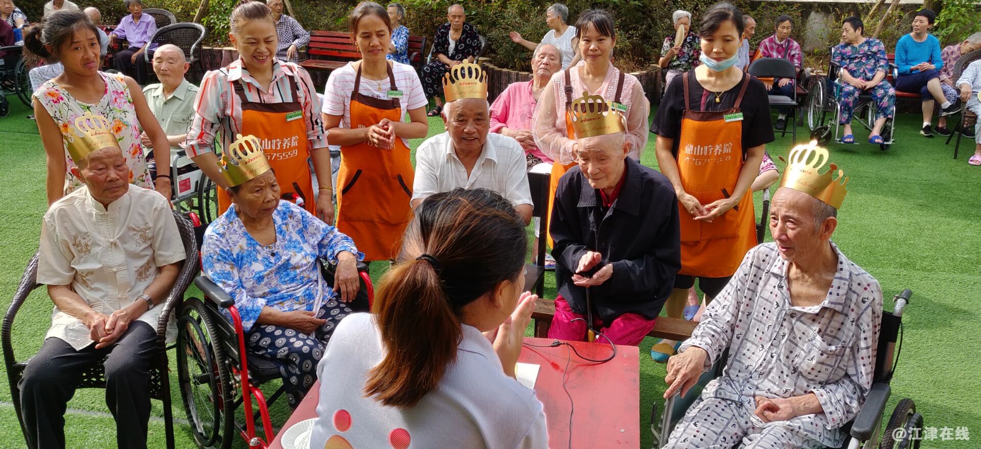 图为集体唱生日歌.jpg