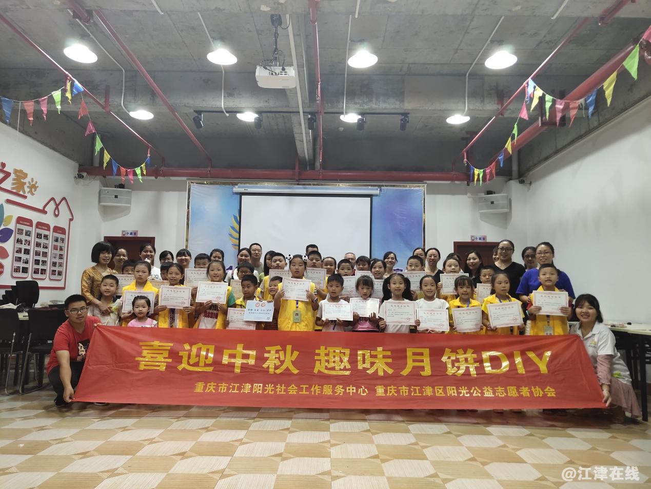 图为小天使家庭及志愿者们合影留念.jpg