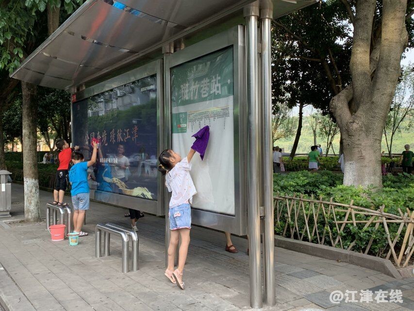 图为小天使及志愿者们擦拭公共设施1.jpg