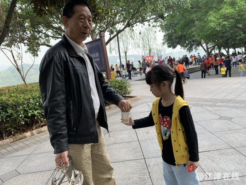 图为公益小天使用棒棒糖换烟.jpg