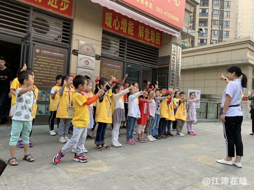 图为社工讲解活动.png