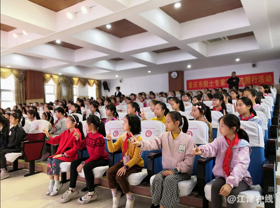 图为学生和老师一起做暖场小游戏.png