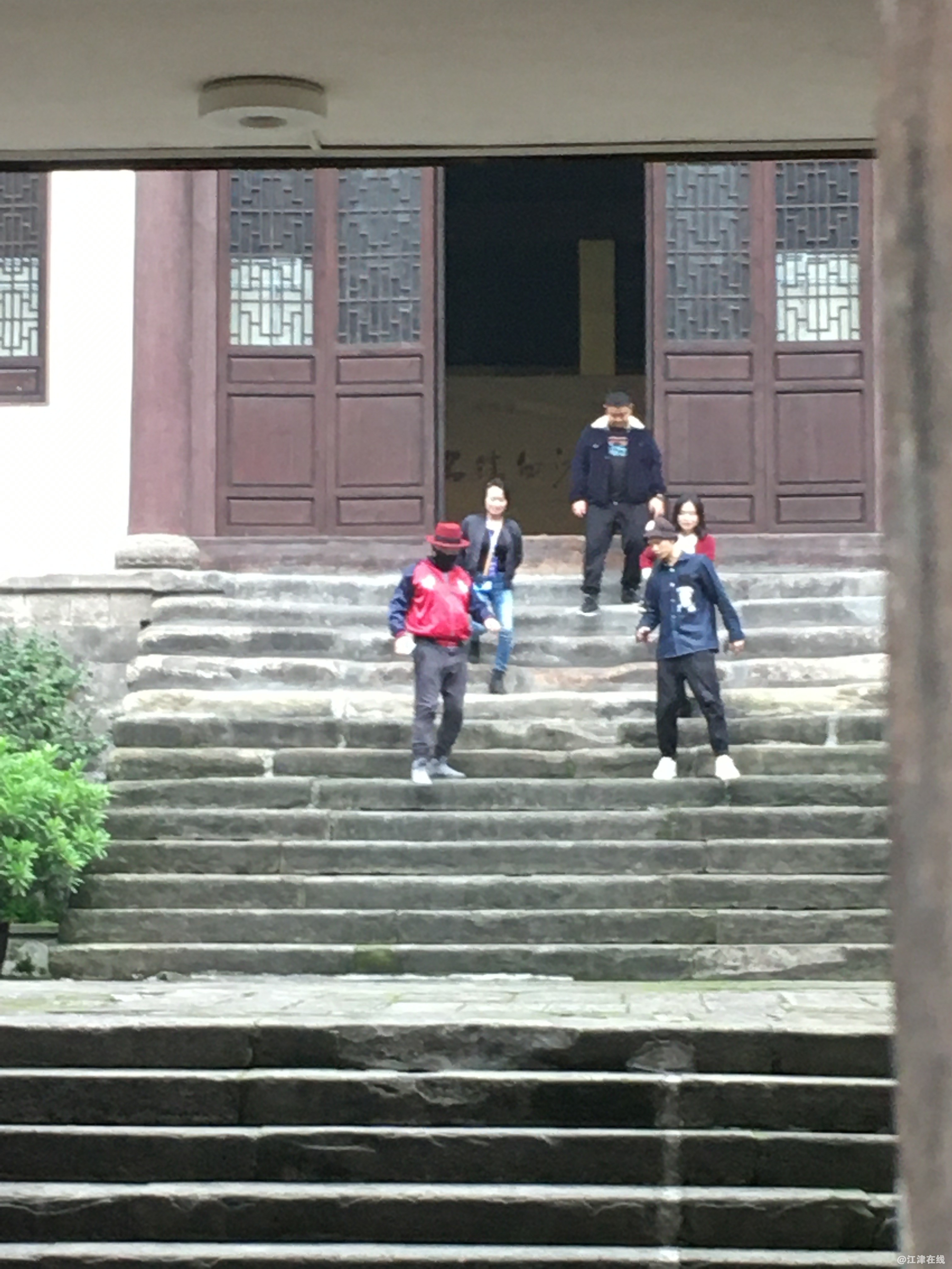 徐峥参观张爷庙.jpg