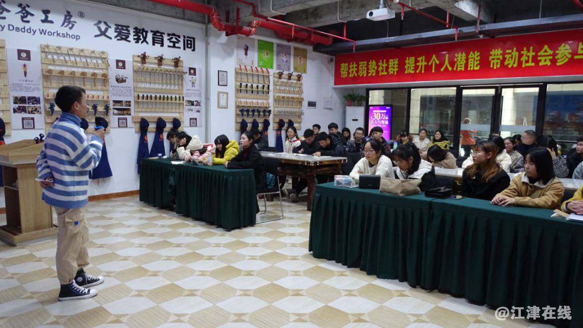 图为志愿者在做培训考核.png