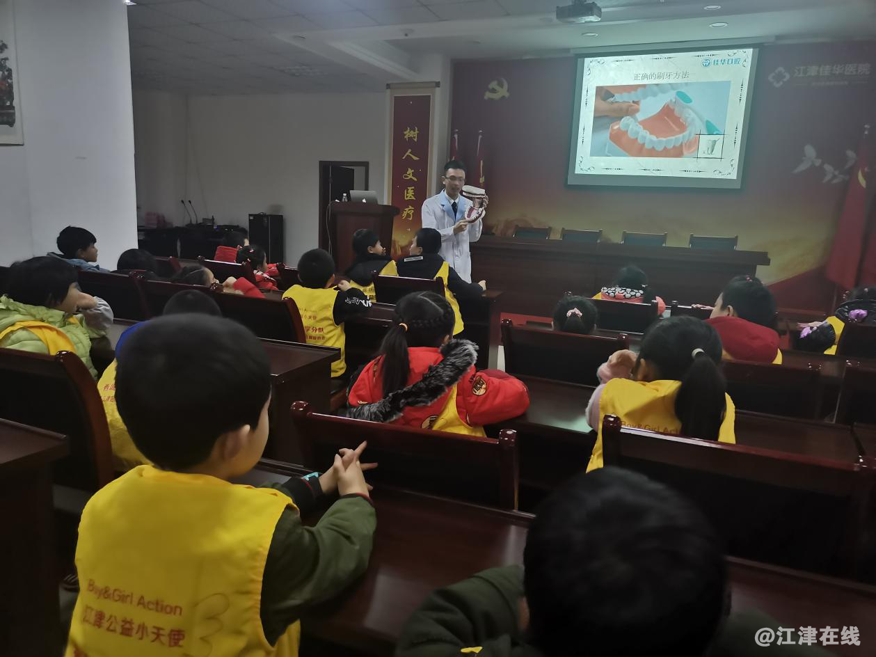图为医生讲解如何正确刷牙.png