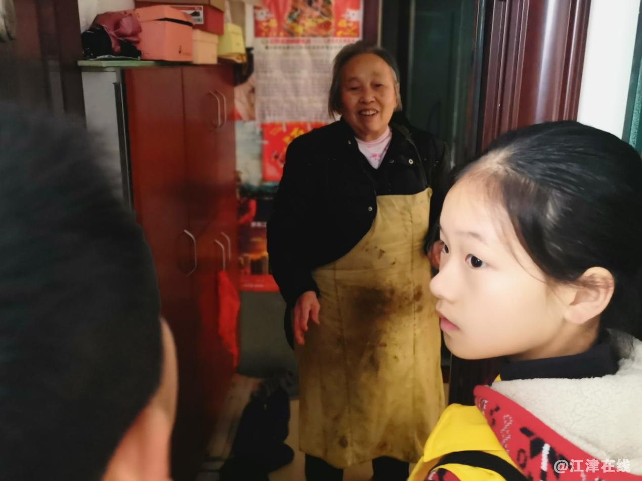 图为公益小天使们敲门募米.png