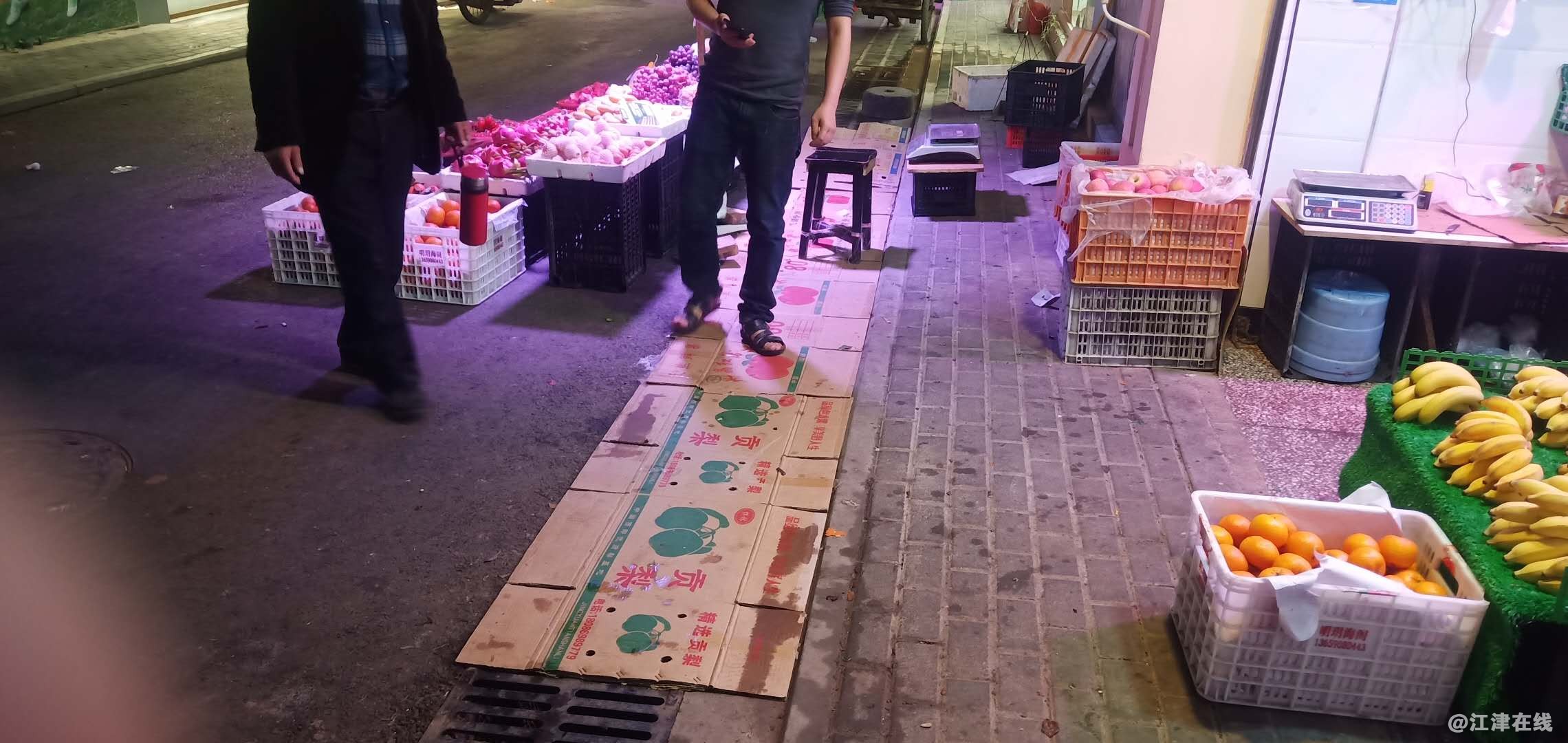 太臭了，蚊虫又多商家只有拿纸板遮住